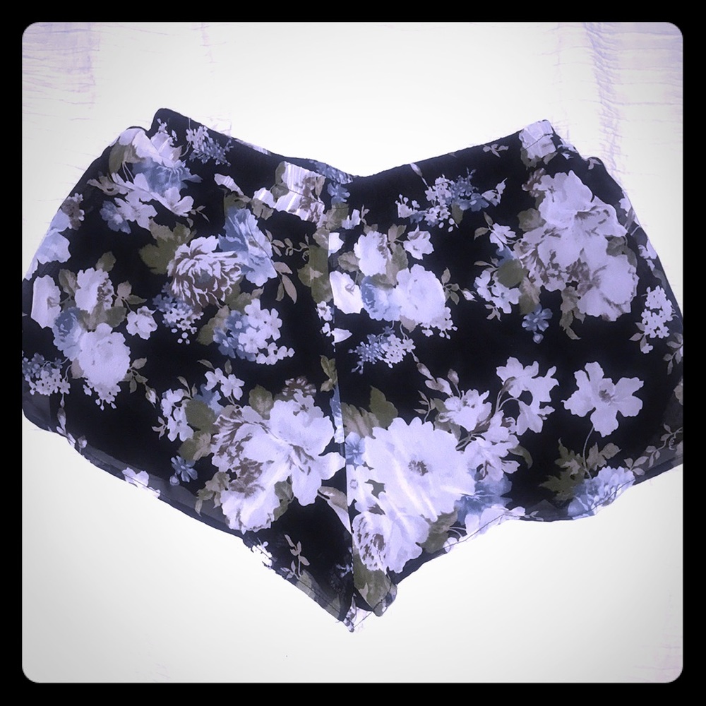Flower high-waisted shorts